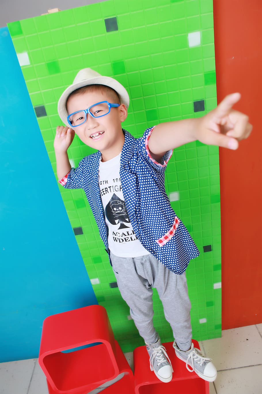 noi guapo, noi, tendència, una persona, gots, infància, persones reals, nen, de peu, a l'interior, ulleres, estils de vida, activitat d'oci, vista frontal, roba casual, longitud completa, funció de construcció de parets, innocència, mascles, homes, 5K