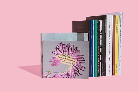 llibres, llibre, lectura, biblioteca, rosa, pila, tir de l'estudi, publicació, a l'interior, color rosa, educació, fons rosa, cap gent, primer pla, fons de colors, natura morta, multicolor, experiència, aprenentatge, paper, literatura, flor, prestatge, variació, prestatge per a llibres, 5K, CC0, domini públic, lliure de regalies