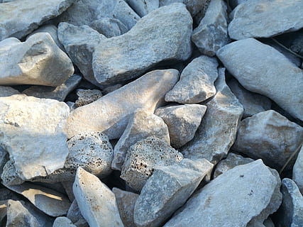 pedra, roques, textura, construcció, marc complet, fons, sòlid, cap gent, rock, naturalesa, abundància, dia, gran grup d'objectes, pedra - objecte, vista d’angle alt, rock - object, gris, primer pla, a l'aire lliure, aspre, llum solar, patró, pila, 4K, CC0, domini públic, lliure de regalies