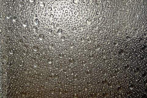 Hintergrund, Textur, Muster, Oberfläche, Dusche, nass, Vollbild, Wasser, fallen, Hintergründe, Nahansicht, drinnen, keine Leute, Regen, Natur, Kondensation, Fenster, Glas, Erfrischung, Blase, Glas - Material, Frische, Regentropfen, mit Kohlensäure, Reinheit, 5K, CC0, gemeinfrei, lizenzfrei