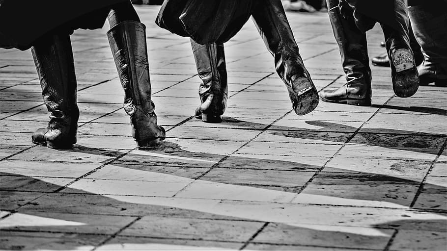 botes, ballarins, ballant, folklore, secció baixa, part del cos, part del cos humà, cama humana, persones reals, grup de persones, estils de vida, dia, gent, homes, sabata, sòls, caminar, ciutat, activitat d'oci, sendera, a l'aire lliure, de peu, dones, carrer, llambordes, extremitat humana, peu humà, 5K