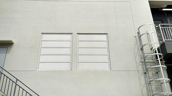 finestra, ventilatore, parete, architettura, struttura costruita, esterno dell'edificio, ringhiera, nessuno, scala, costruzione, caratteristica della parete, giorno, gradini e scale, Inquadratura dal basso, metallo, quartiere residenziale, spirale, all'aperto, Colore bianco, scala a chiocciola, fianco a fianco, 4K, CC0, dominio pubblico, privo di copyright