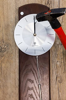 hora, reloj, puntero, la cara del reloj, transitoriedad, años, detener, uña, cinta, pegamento, mantener, agárrate fuerte, martillo, violento, destruir, reparar, kaput, defecto, material de madera, adentro, nadie, madera, modelo, colgando, de cerca, mesa, Arte y artesanía, forma, vista de alto ángulo, creatividad, circulo, forma geometrica, reflexión, patrón floral, 5K, CC0, dominio público, libre de derechos