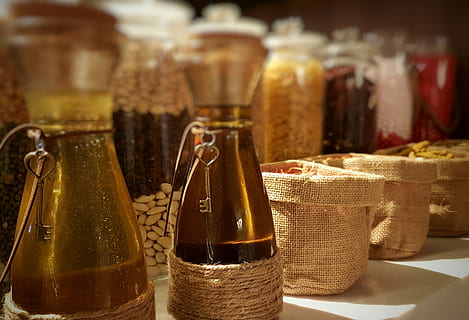 spezie, bokeh, bottiglia, contenitore, cibo e bevande, in casa, nessuno, rinfresco, alcool, trasparente, scelta, bere, variazione, concentrarsi sulle conoscenze acquisite, vetro - materiale, natura morta, avvicinamento, cibo, vino, tavolo, freschezza, vaso, bicchiere, ermetico, 2K, CC0, dominio pubblico, privo di copyright