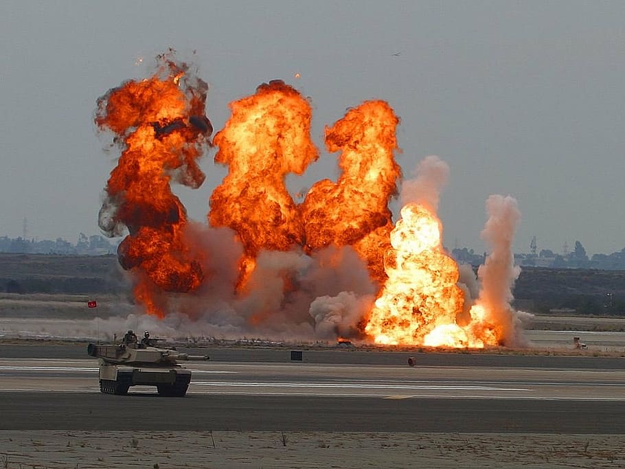 explosions, panzer, exercici, guerra, foc, cremant, transport, foc - fenomen natural, flama, manera de transport, fum - estructura física, pista d’aeroport, accidents i desastres, militar, aeroport, calor - temperatura, naturalesa, arquitectura, explosió, dia, vehicle aeri, avió, destrucció, a l'aire lliure, govern, explosiu, agressió,
