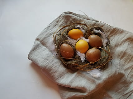 æg, påske, indretning, påskeæg, Kristus er steget, male æg, ferie, påske bagning, mad, mad og drikke, indendørs, friskhed, stilleben, velvære, sund kost, ingen mennesker, tæt på, skrøbelighed, høj vinkel visning, sårbarhed, rå fødevarer, kurv, dyreæg, æggekarton, Brun, studio skud, beholder, æggeblomme, 4K, CC0, offentligt domæne, royaltyfrie
