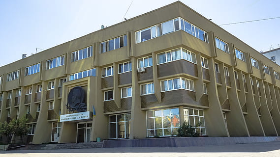 edificio, colegio, arquitectura, estructura construida, exterior del edificio, cielo, ventana, vista de ángulo bajo, día, naturaleza, nadie, material de vidrio, cielo limpio, moderno, ciudad, al aire libre, luz del sol, Distrito residencial, planta, repetición, árbol, 5K, CC0, dominio público, libre de derechos
