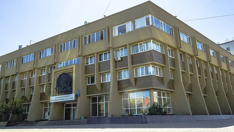 edificio, colegio, arquitectura, estructura construida, exterior del edificio, cielo, ventana, vista de ángulo bajo, día, naturaleza, nadie, material de vidrio, cielo limpio, moderno, ciudad, al aire libre, luz del sol, Distrito residencial, planta, repetición, árbol, 5K