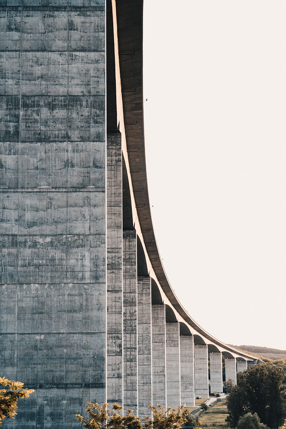 grigio, ponte, giorno, costruzione, viadotto, strada, modo, architettura, corrimano, ringhiera, ovale, cavalcavia, sentiero, colonna, pilastro, edificio per uffici, calcestruzzo, parete, passerella, specchio, monumento, struttura costruita, nessuno, natura, connessione, cielo, ponte - struttura fatta dall'uomo, esterno dell'edificio, mezzi di trasporto, all'aperto, copia spazio, combustibile e produzione di energia, curva, città, Inquadratura dal basso, luce del sole, destinazioni di viaggio, 5K