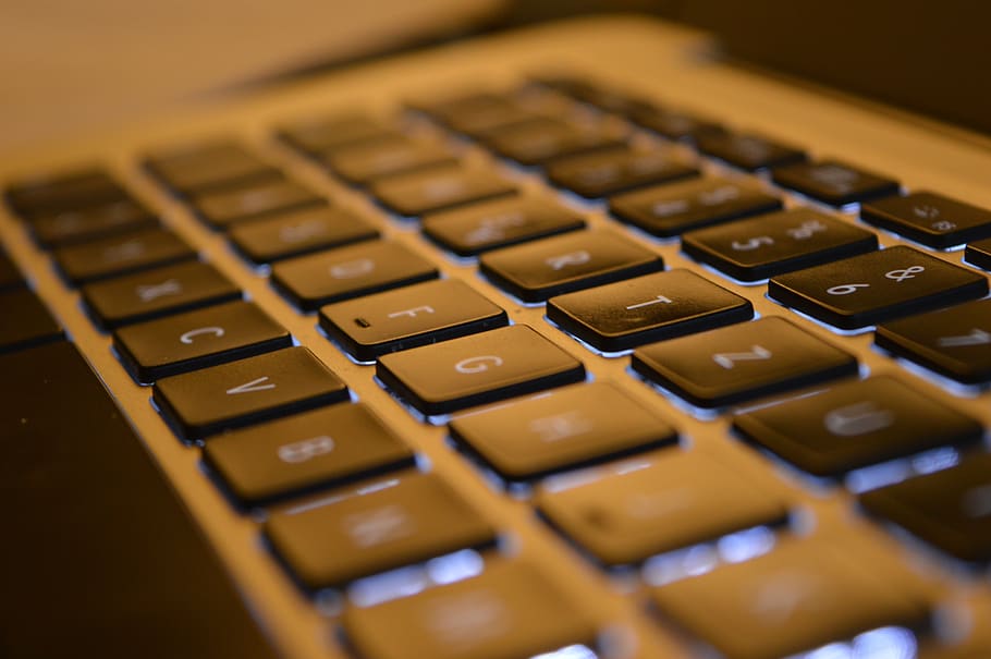 teclat, MacBook Air, portàtil, ordinador, treballar, quadern, poma, MacBook, oficina, mac, comunicació, disseny, duplicació, entrada, minialistisch, estil, oficina a casa, lloc de treball, equips informàtics, primer pla, enfocament selectiu, teclat d’ordinador, a l'interior, cap gent, tecnologia, part de l’ordinador, text, carta, clau d’ordinador, alfabet, natura morta, lletra majúscula, vista d’angle alt, color negre, nombre, 5K