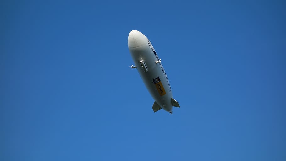 dirigible, llac de constància, flotar, avió, blau, volant, vehicle aeri, transport, cel, manera de transport, còpia espai, a l'aire, vista d’angle baix, moviment, viatjar, en moviment, cel clar, cap gent, dia, Color blanc, naturalesa, avió comercial, a l'aire lliure, indústria aeroespacial, sortir, 2K