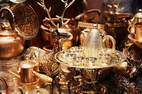 Küchengeschirr, Bronze-, Geweih, Musikinstrument, Messing Abschnitt, Keramik, Gold, Möbel, Beleuchtung, Geschäft, Topf, Schatz, Glas, Lampe, Teekanne, Kabinett, Horn, Trophäe, Untertasse, Juwelier, Fensteranzeige, große gruppe von gegenständen, Antiquität, Wahl, Verkauf, Variation, keine Leute, Metall, Markt, Nahansicht, Fülle, Tag, selektiver Fokus, Retro-Stil, zu verkaufen, Sammlung, draußen, alt, Verkaufsdisplay, elektrische Lampe, aufwendig, 5K, CC0, gemeinfrei, lizenzfrei