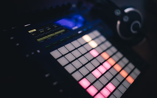 elettronica, hardware, computer, computer hardware, tastiera del computer, tastiera, testo, Ableton, musica elettronica, spinta ableton, strumenti di DJ, beatmaking, musica, controller midi, studio, viola, dj, videogiochi, gioco, parola, tecnologia, nessuno, avvicinamento, in casa, messa a fuoco selettiva, cultura artistica e intrattenimento, multicolore, equipaggiamento audio, controllo, connessione, comunicazione, attrezzatura, pannello di controllo, colore nero, illuminato, vista dall'alto, notte, colore rosa, 5K, CC0, dominio pubblico, privo di copyright