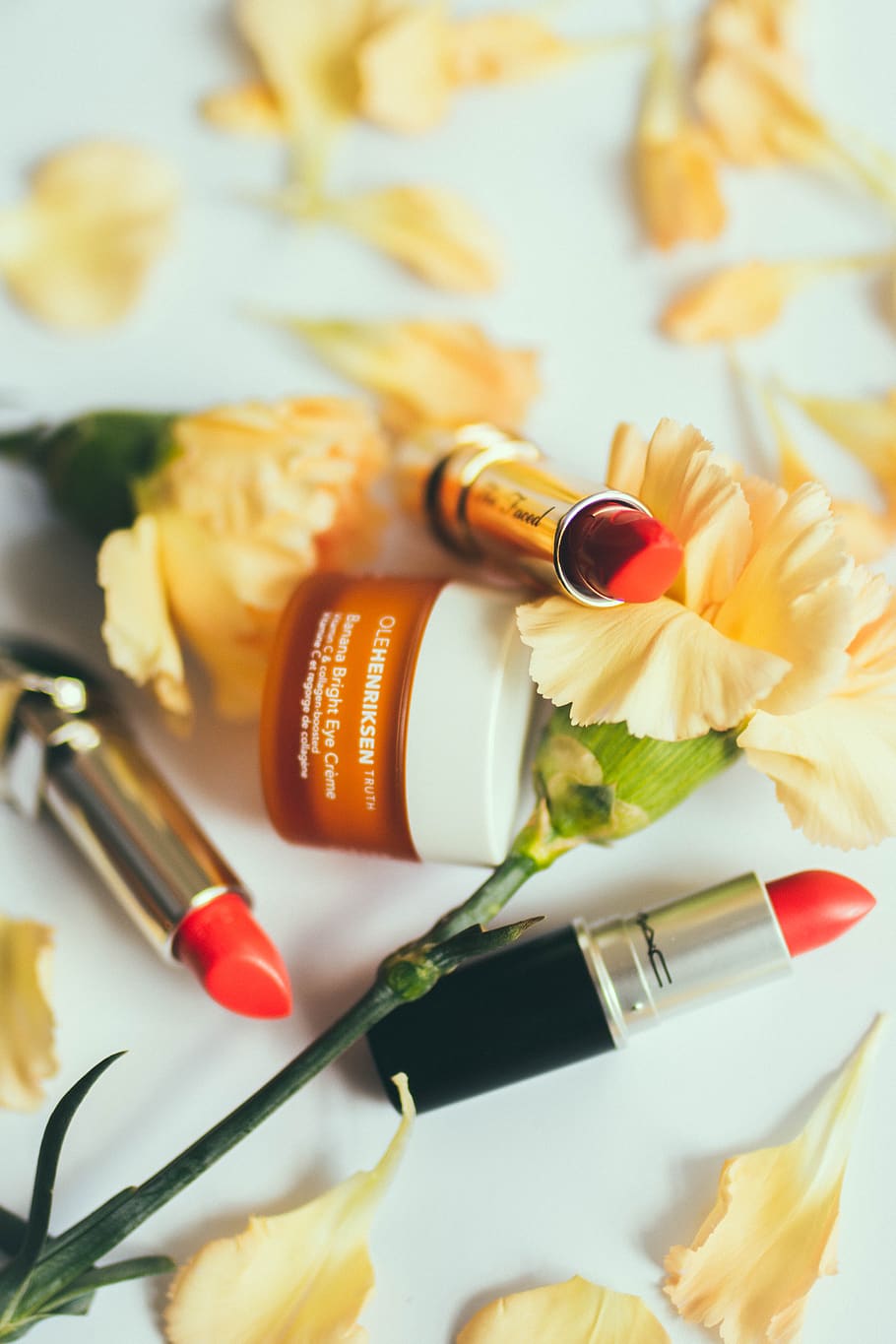 rossetto, cosmetici, crema, fiori, giallo, cura del viso, facciale, cura, cura di sé, trucco, rossetto rosso, rossetto arancione, fiore, fiorire, pianta, trucco per il viso, petalo, bottiglia, protezione solare, freschezza, avvicinamento, cibo e bevande, cibo, in casa, nessuno, natura morta, pianta fiorita, messa a fuoco selettiva, tavolo, mangiare sano, benessere, vista dall'alto, forchetta, indulgenza, piatto, frutta, pronto a mangiare, tentazione, spuntino, 4K
