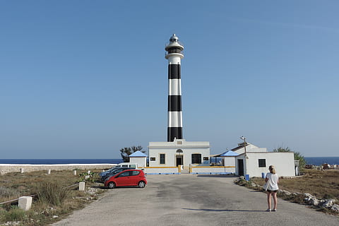 menorca, Spanien, Leuchtturm, Transport, Transportmittel, Himmel, Landfahrzeug, Tag, gebaute Struktur, Natur, Kraftfahrzeug, Auto, klarer Himmel, Richtung, die Architektur, Gebäudehülle, Turm, Beratung, Schutz, Sicherheit, Blau, keine Leute, draußen, 4K, CC0, gemeinfrei, lizenzfrei