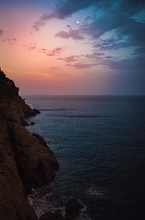 posta de sol, a l'aire lliure, naturalesa, promontori, penya-segat, mar, vespre, alba, cel, cel vermell, terra, nit, aigua, oceà, línia de costa, Costa, portofino, vacances, viatjar, edifici, horitzó sobre l’aigua, horitzó, bellesa a la natura, escenics - natura, núvol - cel, tranquil·litat, platja, escena tranquil·la, rock, idíl·lic, rock - object, sòlid, cap gent, litoral rocós, 4K, CC0, domini públic, lliure de regalies