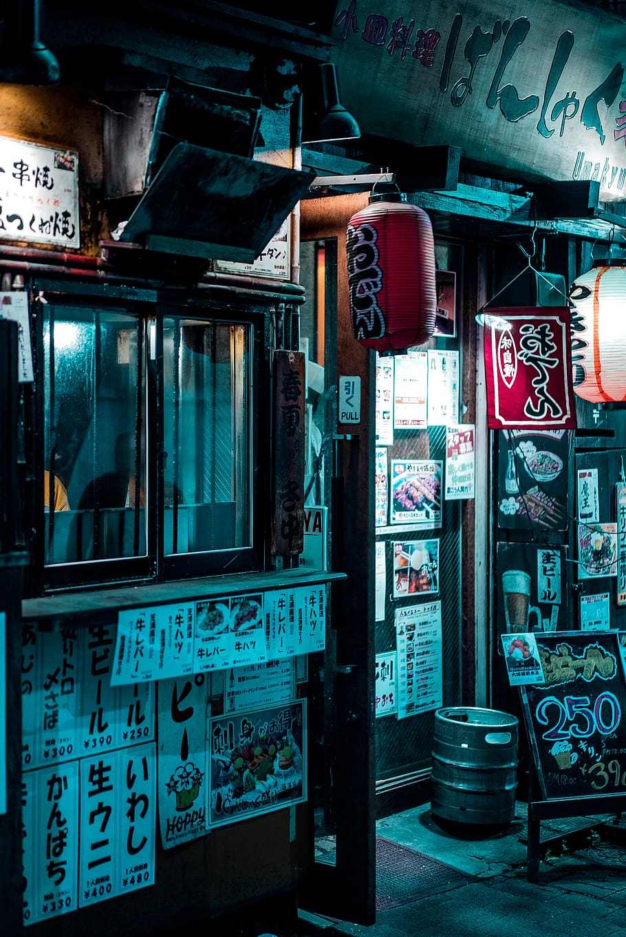 frontal de la botiga, text, etiqueta, il·luminació, urbà, carrer, metròpolis, ciutat, edifici, grungy, distopia, viatjar, canviant d'humor, shinjuku, vibració, ramen, tokyo, persona, humà, carretera, comunicació, guió occidental, cap gent, guió, script no occidental, signe, arquitectura, estructura construïda, il·luminat, nombre, exterior de l'edifici, informació, signe comercial, nit, a l'aire lliure, negocis, botiga, 4K