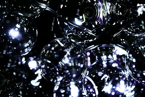 abstrakt, Beleuchtung, Bokeh, Licht, Textur, Reflexion, glänzend, Dekoration, Makro, Hintergrund, modern, Lampe, Birne, Design, dekorativ, Zahl, Muster, Modell-, Kunst, kreativ, Kreativität, Nahansicht, keine Leute, drinnen, Hintergründe, Feier, Kugel, Metall, Fokus auf den Vordergrund, silberfarben, Stillleben, Lichtanlage, Vollbild, Flachwinkelansicht, Studioaufnahme, Weihnachten, Glas - Material, Weihnachtsdekoration, Glas, Weihnachtsverzierung, Kristallglaswaren, lila, 5K, CC0, gemeinfrei, lizenzfrei