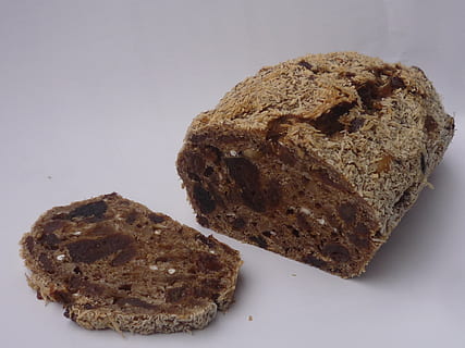 hedelmät, leipä, rusinat, ruoka ja juoma, ruoka, sisällä, studio ammuttu, tuoreus, asetelma, lähikuva, hemmottelu, ei ihmisiä, paistettu, valmis syömään, valkoinen tausta, ruskea, makea ruoka, houkutus, epäterveellinen syöminen, jälkiruoka, makea, suklaa, korkea kulma, välipala, suklaahippukeksi, 1080P, CC0, public domain, rojaltivapaa