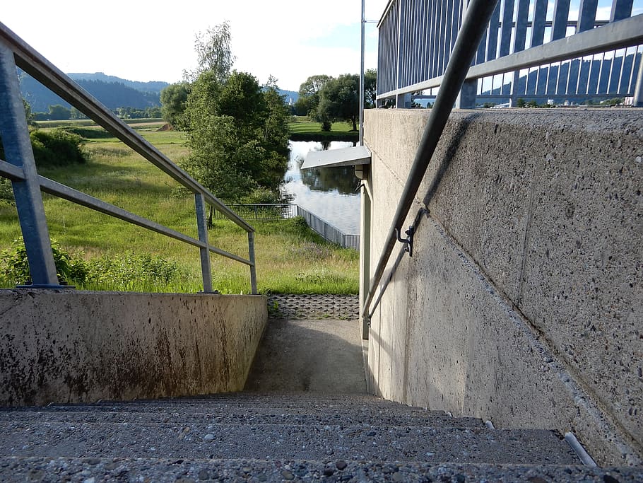 scalino, ringhiera, albero, architettura, struttura costruita, pianta, giorno, natura, mezzi di trasporto, nessuno, esterno dell'edificio, strada, direzione, la strada davanti, barriera, parete, erba, caratteristica della parete, all'aperto, connessione, cielo, calcestruzzo, 5K