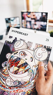 mainos, paperi, juliste, lentäjä, esite, henkilö, ihmisen, taide, aikakauslehti, peite, lipas, mainostemppu, hypebeast, zine, peto, kirja, piirrellä, piirustus, teksti, levy, ihmiskehon osa, ihmisen käsi, sisällä, yksi henkilö, ruumiin osa, keskittyä etualalle, käsi, lähikuva, monivärinen, edustus, ihmisen edustus, luovuus, taide ja käsityö, naisten samankaltaisuus, tilalla, korkea kulma, suuri joukko esineitä, tunnistamaton henkilö, vapaa-ajan toiminta, oikeita ihmisiä, sormi, 5K, CC0, public domain, rojaltivapaa