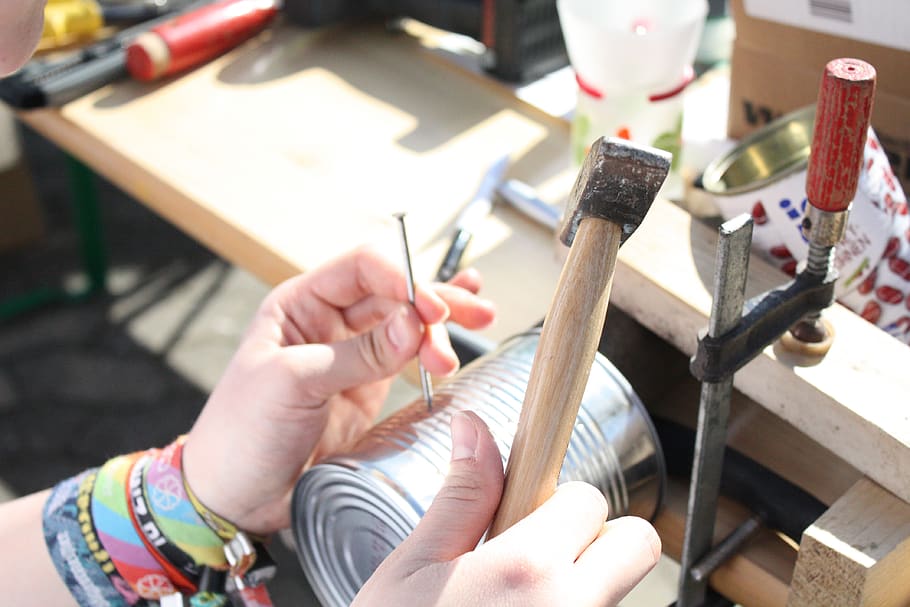 fet a mà, mà, artesania, raspall, creativitat, eina, treballar, fusta, humà, upcycling, taller, completament, feliç, totalment feliç, upcycle, escombraries, envasos, projecte, föj, voluntari, acció, ecològicament, taller de ciclisme, primer pla, seminari, martell, Caixa, ungles, mà humana, part del cos humà, art i artesania, una persona, celebració, vista d’angle alt, persones reals, treball, habilitat, eina de treball, part del cos, ocupació, dia, pinzell, dit, professional del disseny, 4K