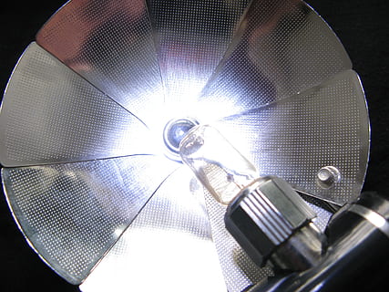 veloce, luce del flash, vecchia macchina fotografica, blitzbirnchen, in casa, metallo, tecnologia, nessuno, avvicinamento, color argento, singolo oggetto, Inquadratura dal basso, attrezzatura per l'illuminazione, brillante, natura morta, girato in studio, soffitto, lampada elettrica, connessione, luce elettrica, macchinario, musica, attrezzatura, lusso, cromo, 4K, CC0, dominio pubblico, privo di copyright