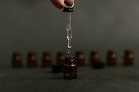persona, humà, ampolla, injecció, vidre, pots, alternativa, oficina, paper, planificador, fosc, saludable, negoci a casa, cor, negocis, Medicina alternativa, comptagotes, fila, ambre, ampolles, mà humana, mà, part del cos humà, una persona, celebració, persones reals, a l'interior, primer pla, dit, persona irreconeixible, dit humà, contenidor, salut i medicina, enfocament selectiu, abocament, part del cos, moviment, menjar i beguda, 5K, CC0, domini públic, lliure de regalies