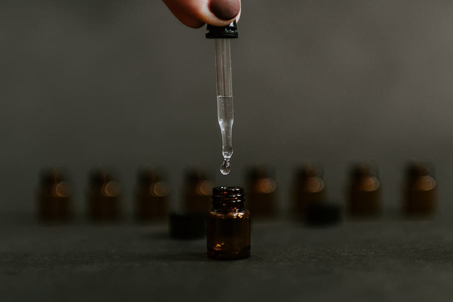 persona, humà, ampolla, injecció, vidre, pots, alternativa, oficina, paper, planificador, fosc, saludable, negoci a casa, cor, negocis, Medicina alternativa, comptagotes, fila, ambre, ampolles, mà humana, mà, part del cos humà, una persona, celebració, persones reals, a l'interior, primer pla, dit, persona irreconeixible, dit humà, contenidor, salut i medicina, enfocament selectiu, abocament, part del cos, moviment, menjar i beguda, 5K