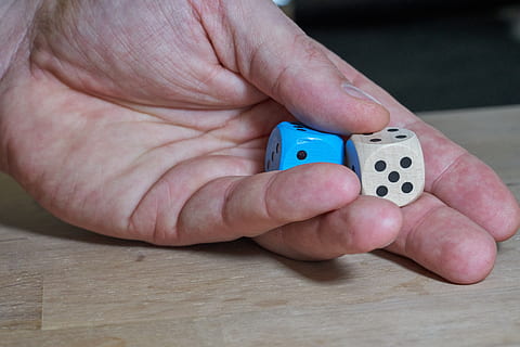 hånd, terning, held, Spille, menneskelig hånd, menneskelig kropsdel, kropsdel, bord, rigtige mennesker, en person, bedrift, fritidsaktivitet, finger, tæt på, menneskelig finger, terninger, uigenkendelig person, indendørs, livsstil, kunstkultur og underholdning, gambling, menneskelig lem, 8K