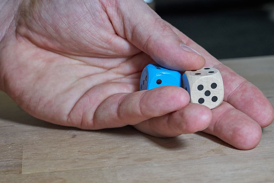 hånd, terning, held, Spille, menneskelig hånd, menneskelig kropsdel, kropsdel, bord, rigtige mennesker, en person, bedrift, fritidsaktivitet, finger, tæt på, menneskelig finger, terninger, uigenkendelig person, indendørs, livsstil, kunstkultur og underholdning, gambling, menneskelig lem, 8K