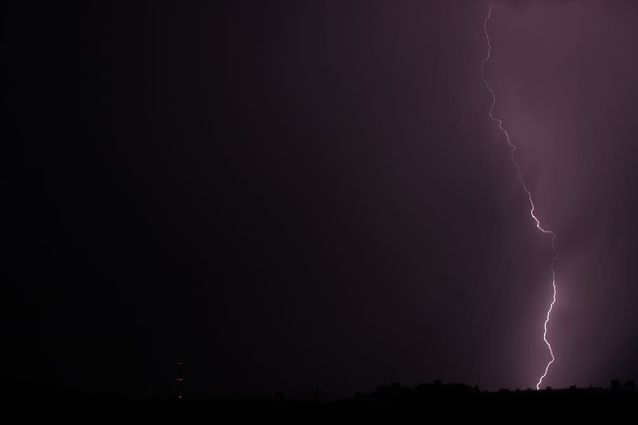 storm, lyn, plasma, skyer, skydække, hvid, blå, natur, jorden lyn, Sky, mørk, udsigt, mørke skyer, lyn sikkerhed, aura, himmel, fare, regn, refleks, magt i naturen, nat, strøm, skønhed i naturen, sky - himmel, advarselsskilt, tordenvejr, miljø, belyst, kopiere plads, skilt, ingen mennesker, scenics - natur, dramatisk himmel, forked lightning, elektricitet, ekstremt vejr, lilla, ildevarslende, 5K