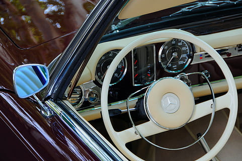 coche, transporte, velocidad, motor, actuación, tecnología, panel de control, volante, acero, vehículo, modo de transporte, vehículo terrestre, Vehículo de motor, velocímetro, tablero, material de vidrio, auto antiguo, interior del vehículo, estilo retro, parabrisas, lujo, de cerca, nadie, interior del coche, viaje, rueda, 5K, CC0, dominio público, libre de derechos