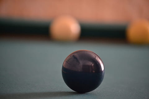 biljard, sfære, bord, ball, sport, nærbilde, fokusere på forgrunnen, fritidsaktivitet, ingen folk, innendørs, fritidsspill, stilleben, sportsutstyr, avslapning, enkelt objekt, biljardbord, selektiv fokusering, refleksjon, form, klinkekuler, bassengball, 4K, CC0, offentlig domene, opphavsrett gratis