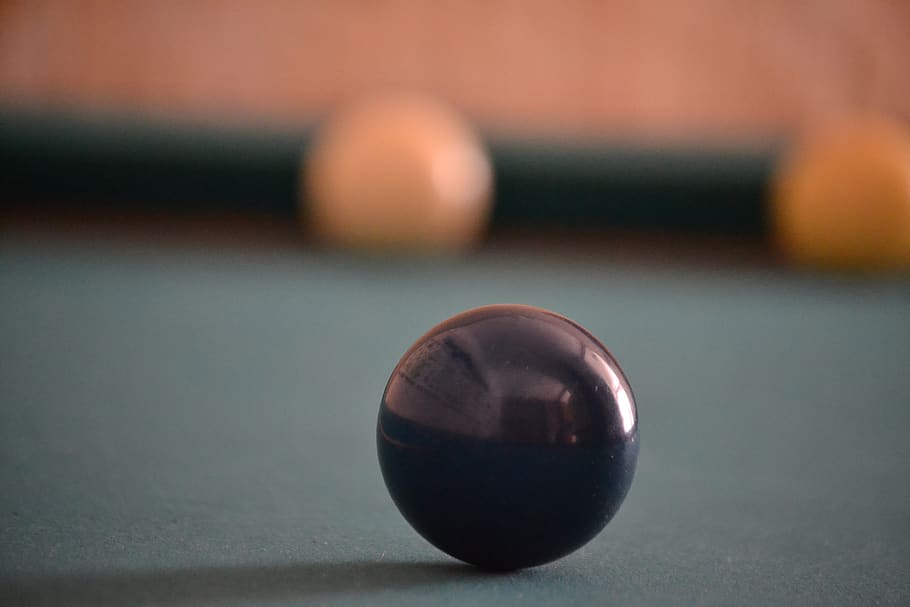 billard, sfære, bord, bold, sport, tæt på, fokus på forgrunden, fritidsaktivitet, ingen mennesker, indendørs, fritidsspil, stilleben, sportsudstyr, lempelse, enkelt objekt, poolbord, selektiv fokusering, afspejling, form, kugler, pool bold, 4K