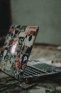 il computer portatile, computer, del browser, ricerca, studia, scuola, lavoro, scrivania, tavolo, messa a fuoco selettiva, in casa, giochi di svago, avvicinamento, carte, cultura artistica e intrattenimento, gioco d'azzardo, nessuno, attività di svago, rilassamento, poker - gioco di carte, modello, fortuna, natura morta, rappresentazione umana, concentrarsi sulle conoscenze acquisite, motivo floreale, comunicazione, abilità, 5K, CC0, dominio pubblico, privo di copyright