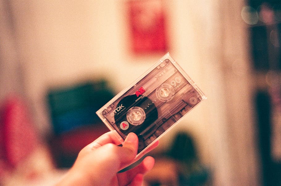 telèfon, telèfon mòbil, electrònica, mòbil, casset, cinta, humà, persona, tdk, fujicolor c200, bokeh, colors, editar, estètica, pel·lícula, cassets, diners, disc, dvd, moneda, centrar-se en primer pla, mà humana, mà, celebració, una persona, part del cos humà, a l'interior, primer pla, estils de vida, activitat d'oci, persones reals, dones, enfocament selectiu, temes de fotografia, comunicació, telèfon intel·ligent, tecnologia sense fils, adult, persona irreconeixible, dit, 2K
