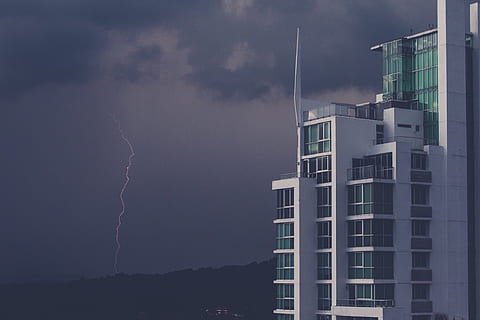 lyn, storm, skyer, mørk, himmel, overskyet, condo, lejlighed, bygning, arkitektur, by, sky - himmel, bygning udvendig, tordenvejr, bygget struktur, magt i naturen, natur, strøm, skønhed i naturen, miljø, ingen mennesker, dramatisk himmel, storm sky, udendørs, skumring, forurening, 1080P, CC0, offentligt domæne, royaltyfrie