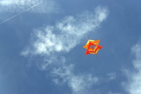 Drage, himmel, vind, sky - himmel, lav vinkel visning, flying, blå, natur, ingen folk, rød, dag, miljø, utendørs, i lufta, stjerneform, form, kite - leketøy, frihet, lønneblad, blad, oransje farge, 5K, CC0, offentlig domene, opphavsrett gratis