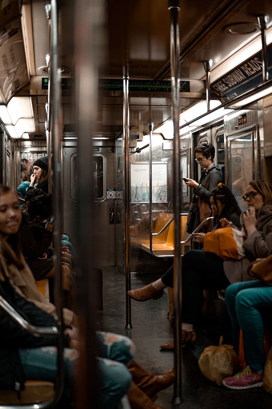 ukendt, personer, sidder, tog, togstation, transportmidler, køretøj, terminal, sko, beklædning, tøj, fodtøj, human, person, undergrundsbane, new york, nyc, frakke, overfrakke, mennesker, belysning, hår, gruppe af mennesker, indendørs, voksen, herrer, rigtige mennesker, Kvinder, ung voksen, offentlig transport, unge mænd, beskæftigelse, jernbanetransport, unge kvinder, afslappet tøj, gruppe, belyst, passager, 5K