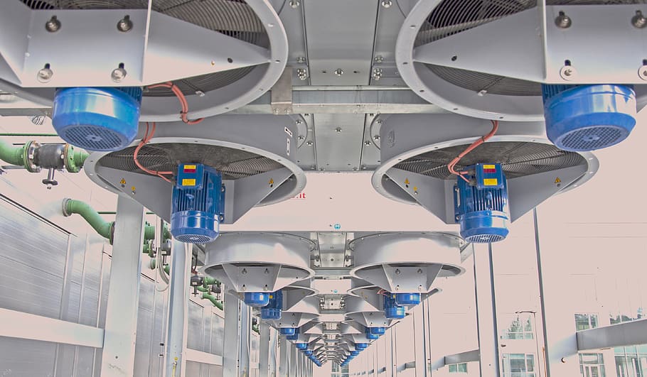 datacenter, industri, ingen mennesker, transportmidler, arkitektur, transportform, luftfartøj, dag, bygget struktur, fly, teknologi, udendørs, metal, rejse, offentlig transport, lav vinkel visning, symmetri, hvid farve, mønster, belysningsudstyr, 4K