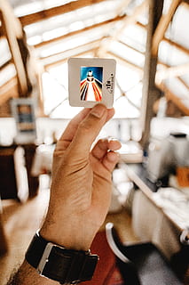 finger, tekst, person, menneskelig, fotografering, rom, tre, hjem, innendørs, stige, trapp, vandrer~~POS=TRUNC, lysbilde, negativ, lysbildefilm, film, årgang, filmkamera, interiør, Borba, menneskelig hånd, hånd, menneskelig kroppsdel, én person, kommunikasjon, ekte folk, fokusere på forgrunnen, holding, dag, nærbilde, kroppsdel, fritidsaktivitet, ukjennelig person, skilt, menneskelig finger, personlig perspektiv, menneskelig lem, 5K, CC0, offentlig domene, opphavsrett gratis