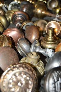 Manere, teanc, arhitectură, perspectivă, constructie, metal, grup mare de obiecte, nici o persoana, a închide, în interior, cadru complet, alegere, abundenţă, selectiv, natură moartă, variație, Colectie, fundaluri, aur colorat, antic, lucios, recipient, aranjament, argintiu colorat, morman, 5K, CC0, domeniu public, fără drepturi de autor