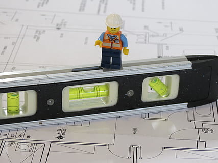 arquitecte, anivellador, edifici, natura morta, cap gent, joguina, representació, a l'interior, representació humana, precisió, primer pla, tecnologia, comunicació, viatjar, ocupació, instrument de mesura, semblança masculina, seguretat, manera de transport, dia, casc, industria de la construcció, model, 4K, CC0, domini públic, lliure de regalies