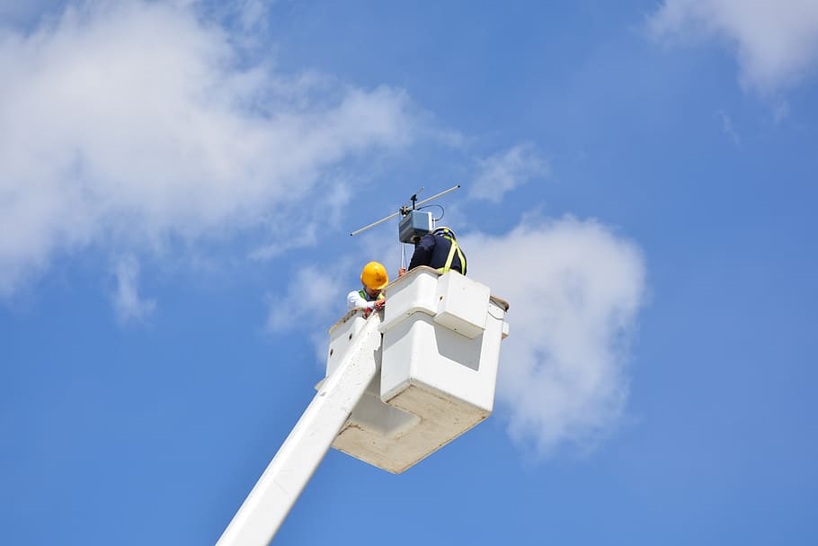 Kommunikation, Navigation, Antenne, Himmel, Flachwinkelansicht, Blau, Besetzung, wolke - himmel, Natur, Tag, Schutz, Arbeiten, Sicherheit, Industrie, eine Person, Männer, draußen, Maschinen, Baustelle, Sonnenlicht, 2K