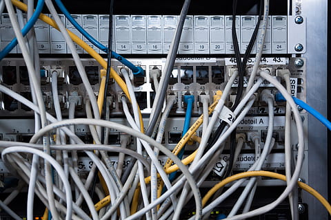 kabel, datamaskin, stativ, data utveksling, kommunikasjon, teknologi, nettverk, web, funksjon, datavitenskap, data, kalkulator, informasjon, digitalt, Data backup, forbindelse, personvernpolicy, datasikkerhet, kabel salat, datanettverk, internett, Datakabel, nettverksserver, nettverkstilkoblingsplugg, kompleksitet, trådløs teknologi, ingen folk, innendørs, stor gruppe gjenstander, nærbilde, data utstyr, kablet, virksomhet, kaos, router, datalab, elektrisk utstyr, strømforsyning, global kommunikasjon, 4K, CC0, offentlig domene, opphavsrett gratis