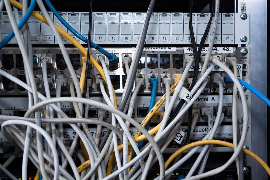 cable, ordinador, prestatge, intercanvi de dades, comunicació, tecnologia, xarxa, web, funció, Ciències de la Computació, dades, calculadora, informació, digital, còpia de seguretat de dades, connexió, política de privacitat, seguretat de dades, creació de xarxes, amanida de cable, xarxa d’ordinadors, Internet, cable d’ordinador, servidor de xarxa, endoll de connexió de xarxa, complexitat, tecnologia sense fils, cap gent, a l'interior, gran grup d'objectes, primer pla, equips informàtics, amb cable, negocis, Chaos, encaminador, laboratori de computació, equipament elèctric, Font d'alimentació, comunicacions globals, 4K