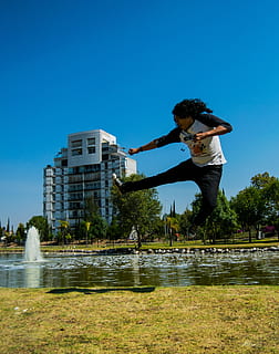 saut, ninja, homme, flotte, Assemblée, architecture, la nature, ciel, structure construite, sauter, eau, plante, Vrais gens, extérieur du bâtiment, toute la longueur, Vêtements décontractés, en plein air, Activité de loisir, mouvement, une personne, modes de vie, bleu, ciel clair, bras humain, 4K, CC0, domaine public, libre de droits