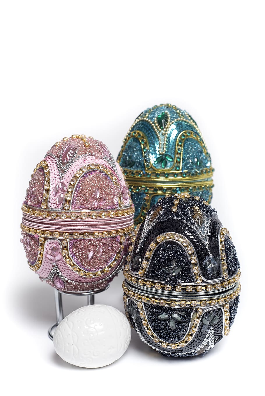 påske, æg, påskeæg, fest, marts, April, forårsfesten, Faberge, glitter, hvid baggrund, indendørs, ingen mennesker, studio skud, stilleben, tæt på, Kunst og håndværk, håndværk, dekoration, skåret ud, metal, gruppe af objekter, antik, ferie, bord, udsmykkede, 5K