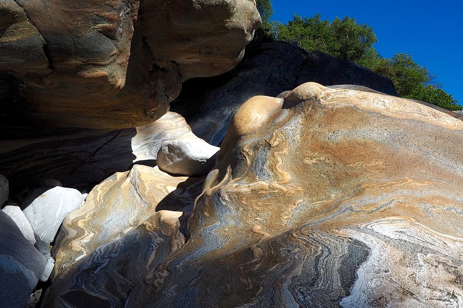 sense post-processament, pedra, riu, verzasca, ticino, rock, rock - object, sòlid, formació de roca, geologia, naturalesa, bellesa a la natura, geografia física, cap gent, escena no urbana, vista d’angle baix, tranquil·litat, dia, destinacions de viatge, arbre, a l'aire lliure, llum solar, erosionat, aspre, terra, gres, 4K